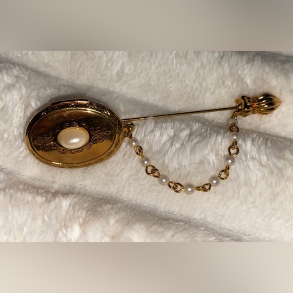Set Of 2 Gold Tone Vintage Brooches - Locket & Open Heart Pins - Picture 2 of 5